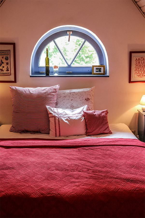 Bett am Rundfenster — Dachgeschoss