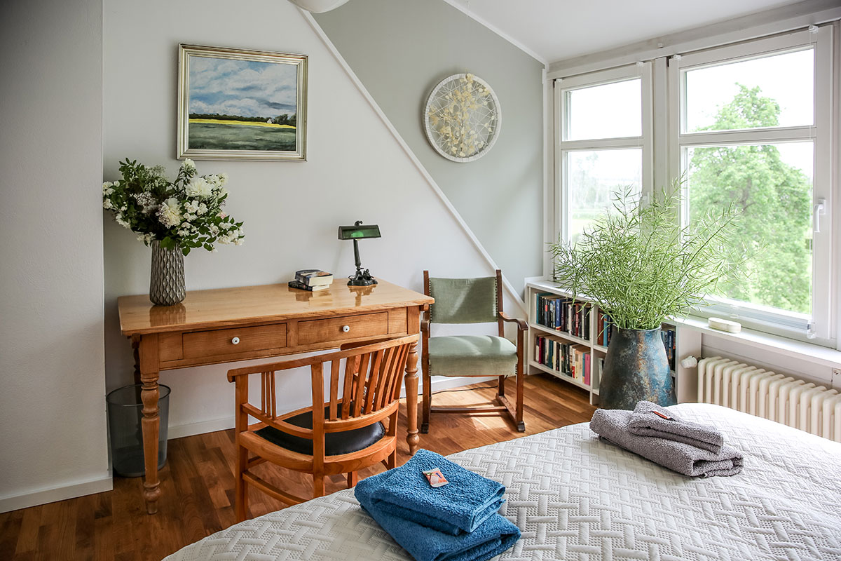 Schlafzimmer mit Schreibtisch — Mittelgeschoss