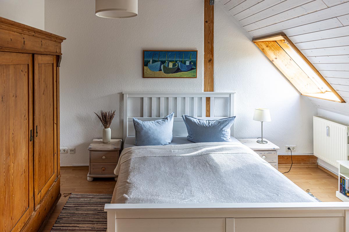 Schlafzimmer mit Kleiderschrank — Obergeschoss