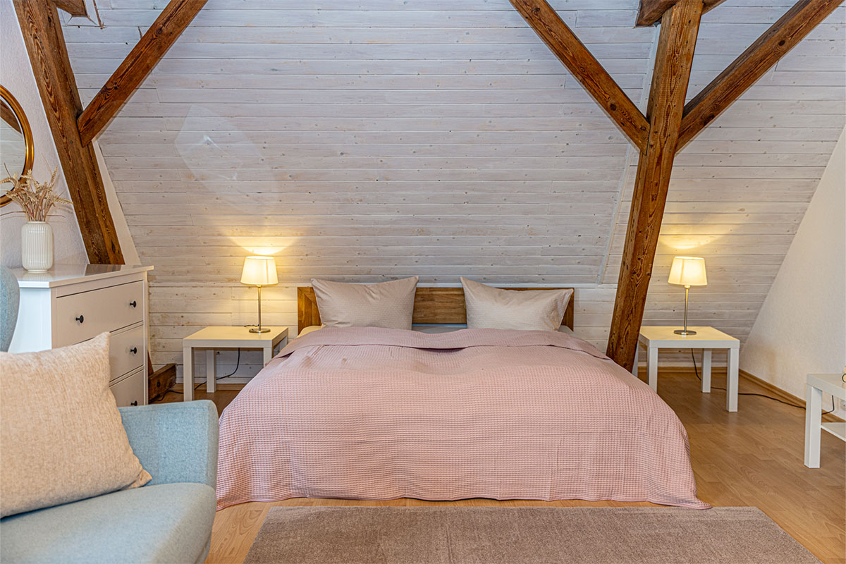 Schlafzimmer unter Balken — Obergeschoss