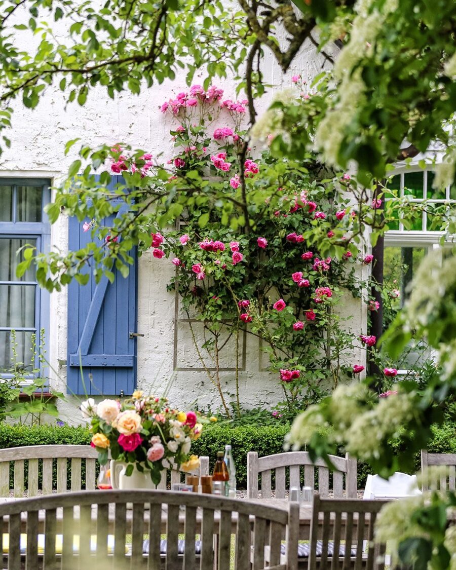 Ferienhaus Atelier — Großzügig, gesellig — mit blauem Klavier, privater Sauna und beheiztem Wintergarten.