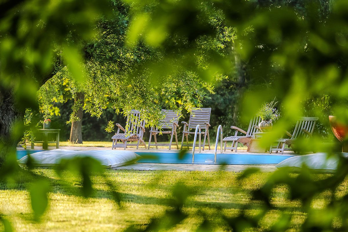 Parkgarten mit Pool