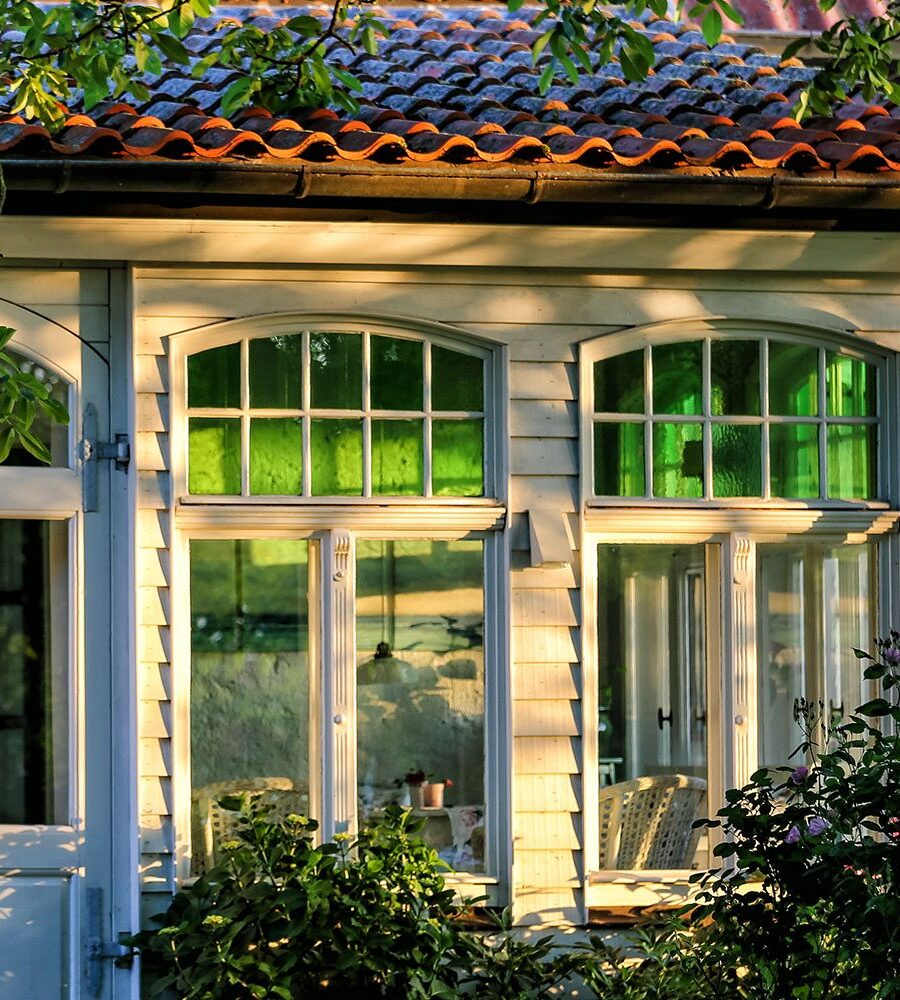 Ferienhaus Atelier — Großzügig, gesellig — mit blauem Klavier, privater Sauna und zwei Wintergärten.