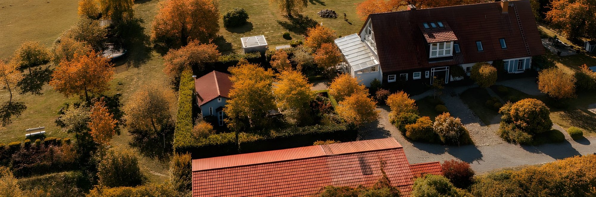 Der Garten des Landhauses im Herbst