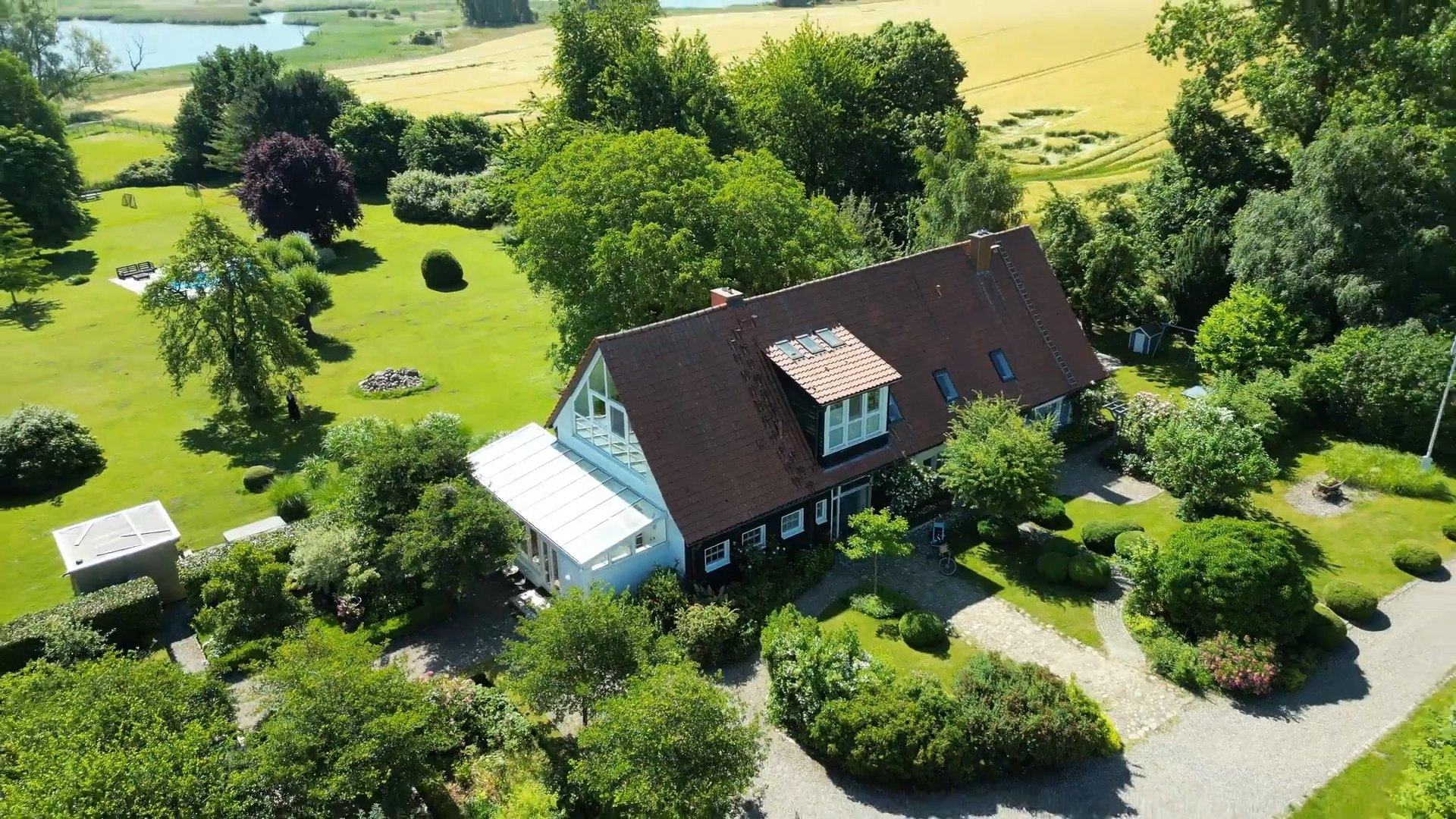 Das Landhaus einer Malerin aus der Luft, im Sommer