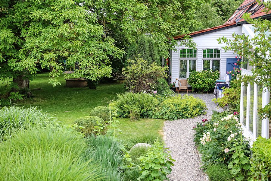 Naturteich und Gartenwege