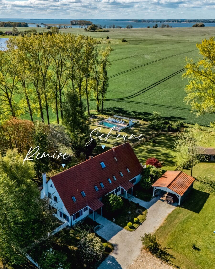 Ferienhaus Remise — Charmantes Landhausgefühl mit Holzbalkendecken und blauem Fensterladen.